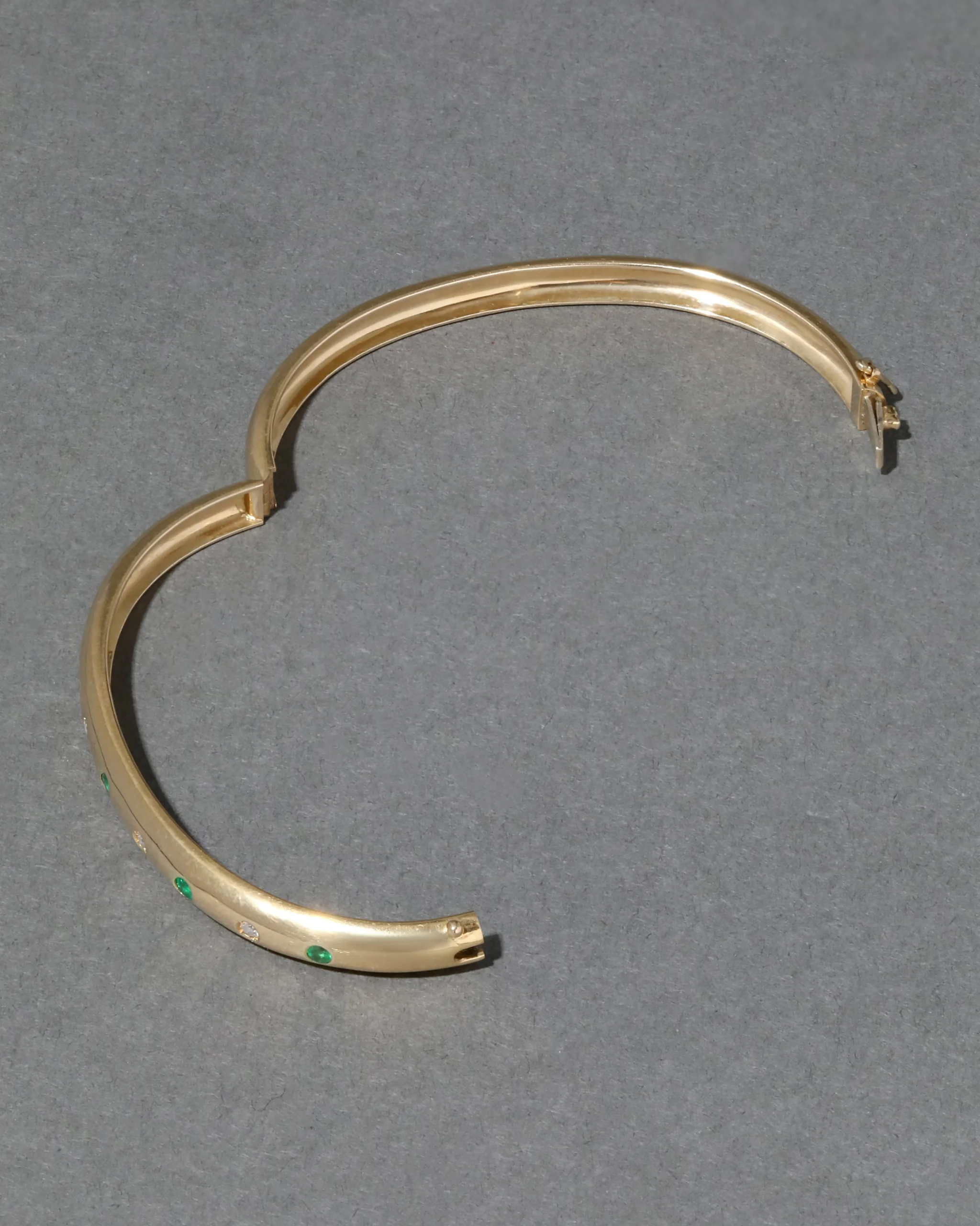 Vintage 18k Gold Modern Design Diamond & Emerald Studded Hinge Bracelet