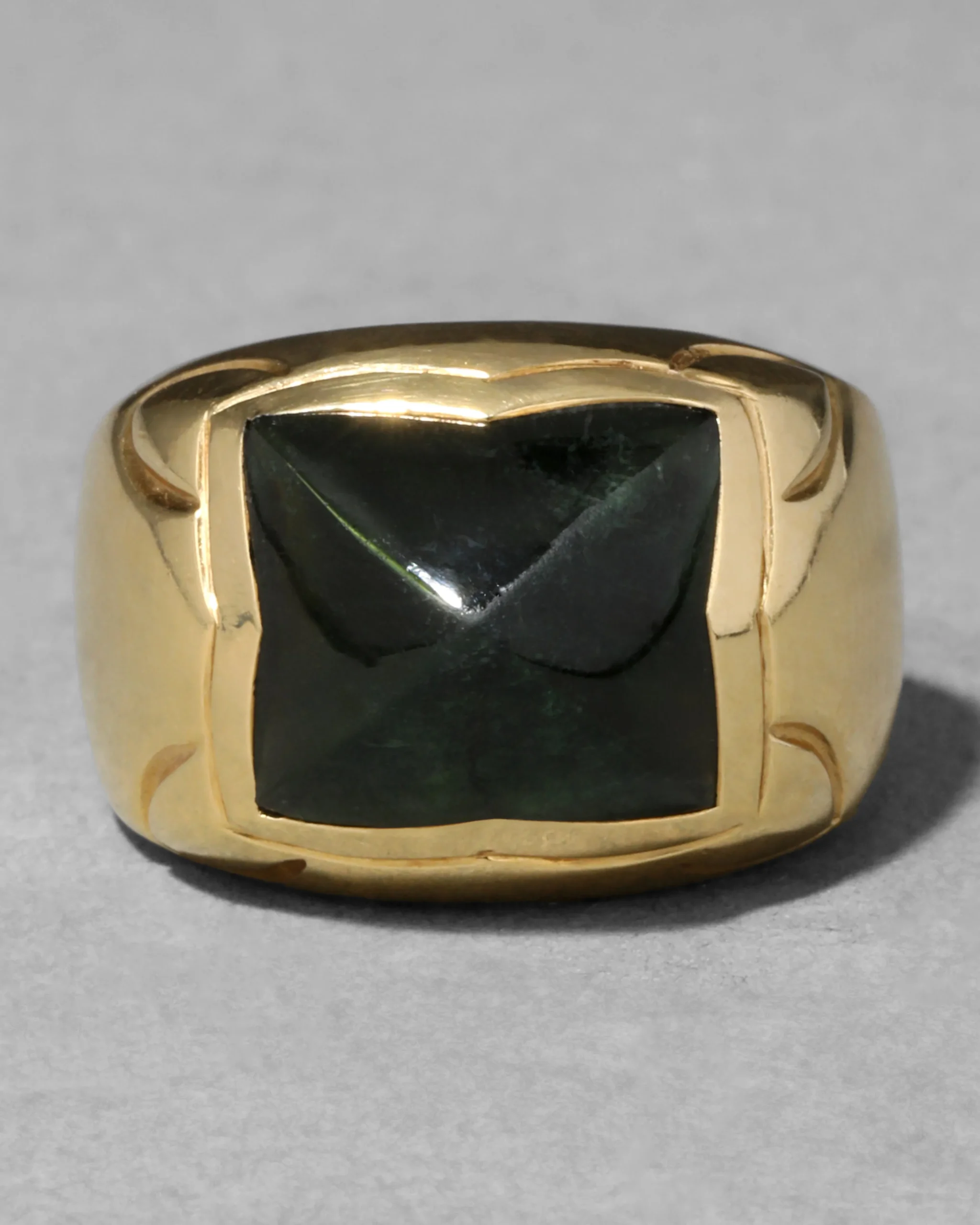 Vintage 1940s 18k Gold & Pyramid Cut Green Tourmaline Band Ring